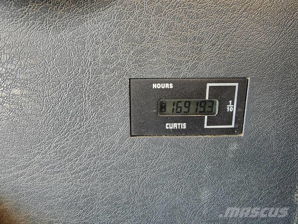 Hyundai Robex 140 W Kolesové rýpadlá