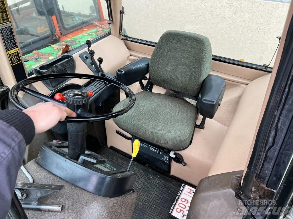 John Deere 4755 Traktory