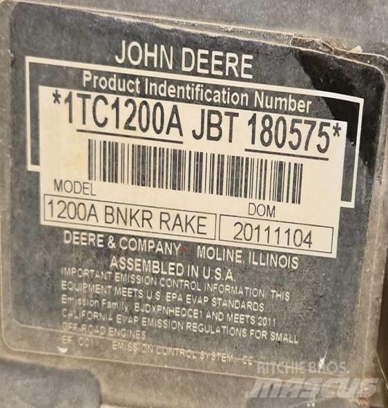 John Deere 1200 A Hrabačky bunkrov