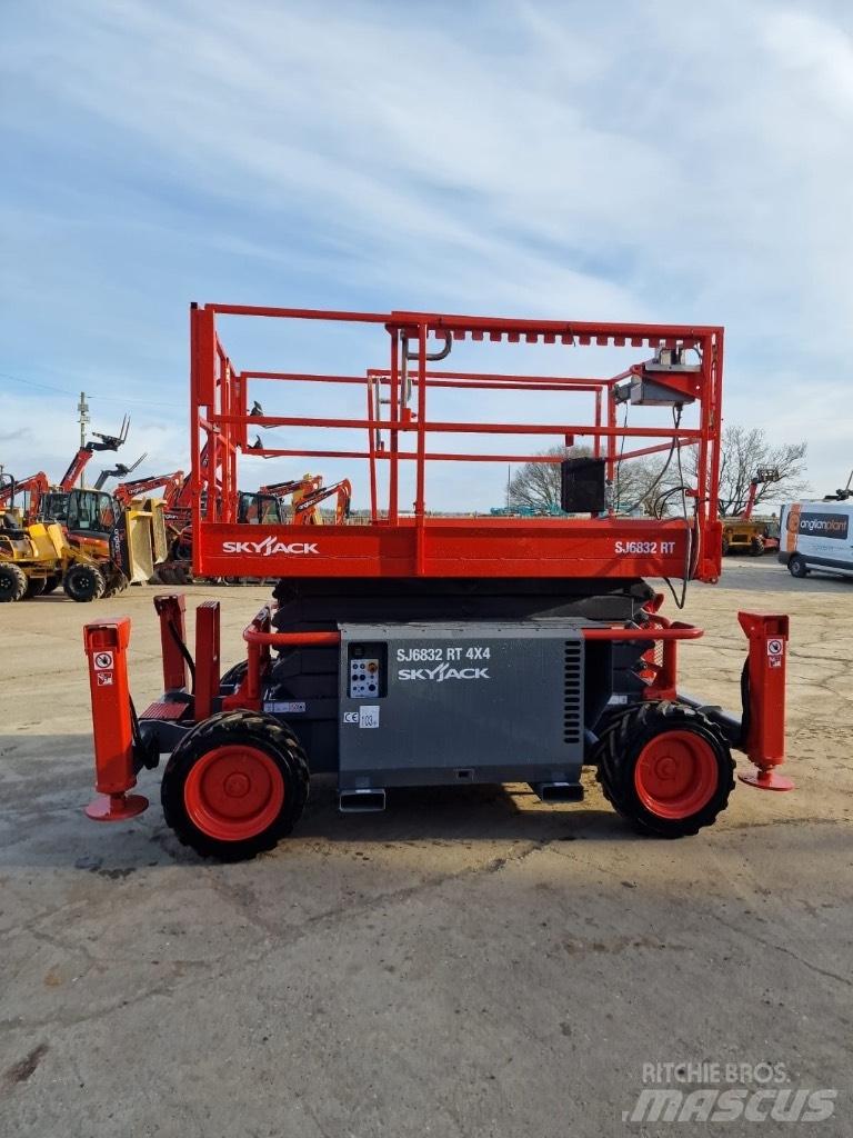 SkyJack SJ 6832 RT Nožnicové zdvíhacie plošiny