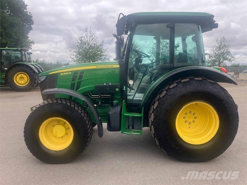 John Deere 5085M Traktory