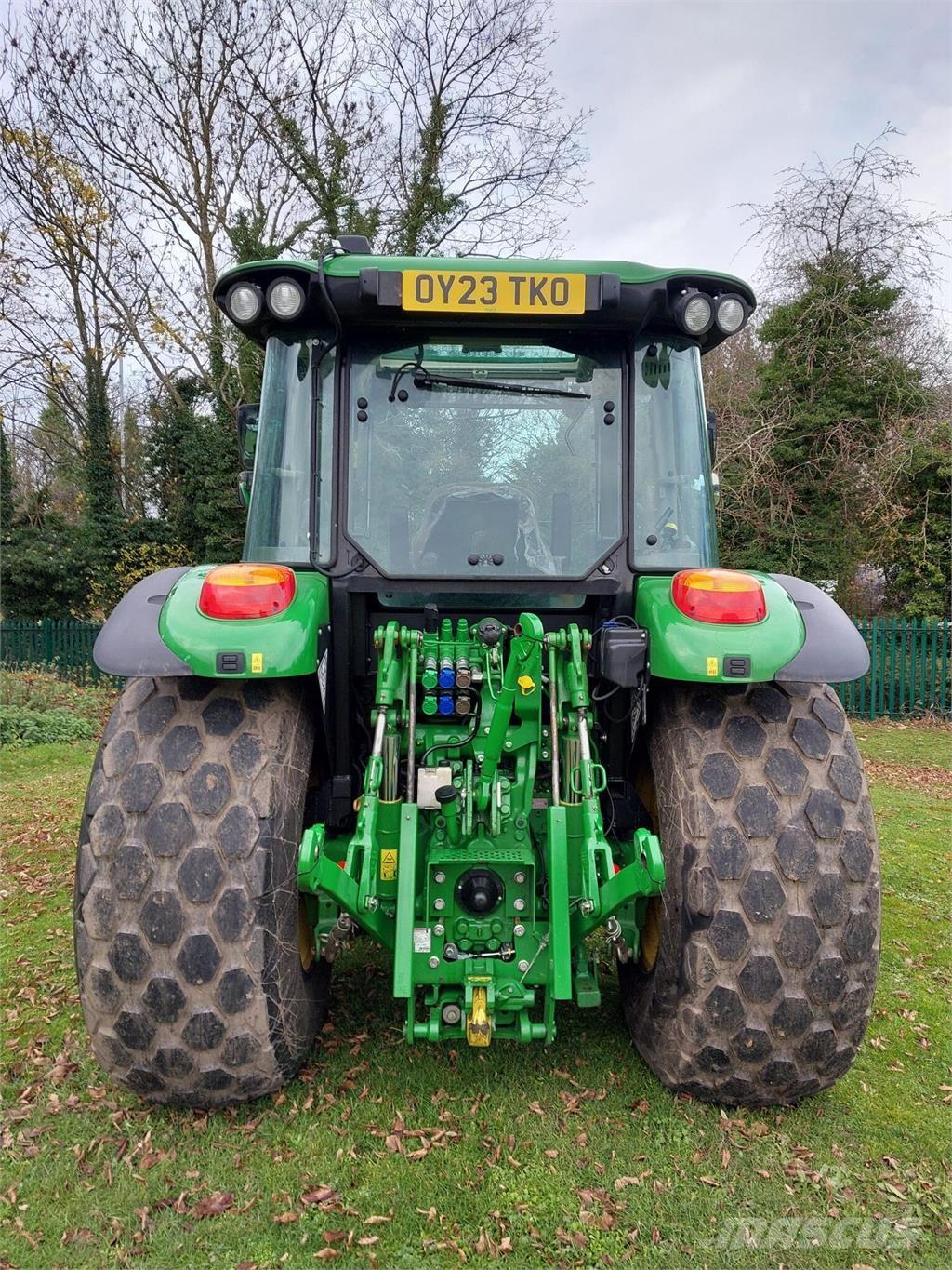 John Deere 5100M Traktory
