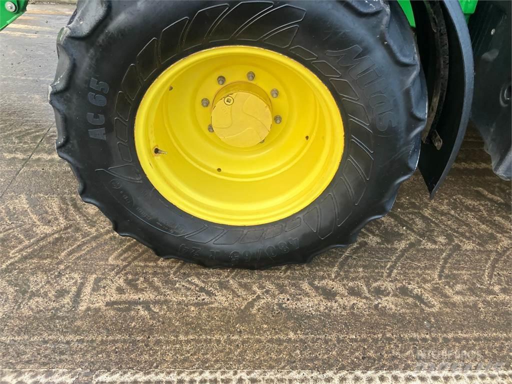 John Deere 6120M Traktory