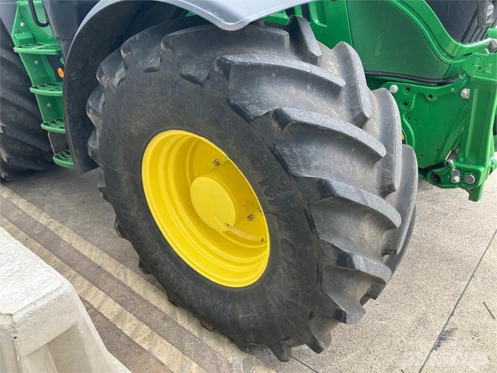 John Deere 6215R Traktory