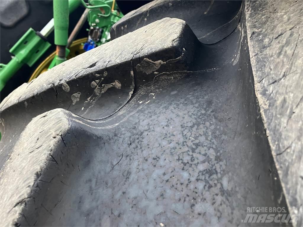 John Deere 6215R Traktory