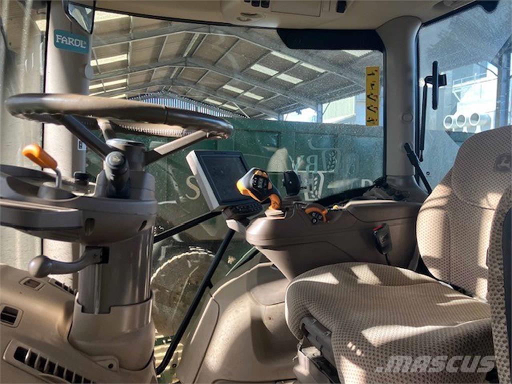 John Deere 6215R Traktory