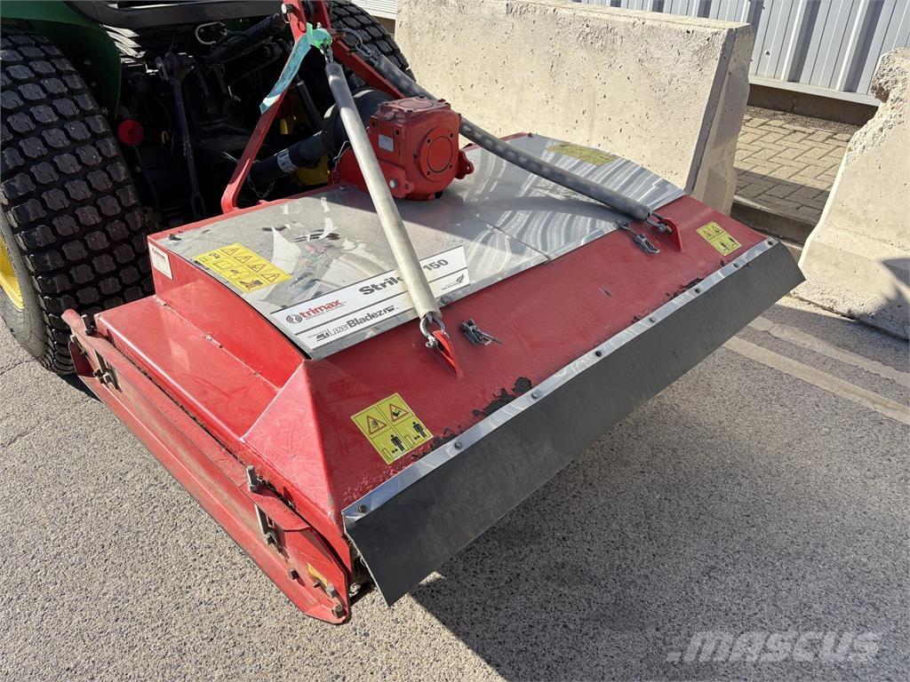 Trimax Striker 150 Kosačky namontované a ťahané