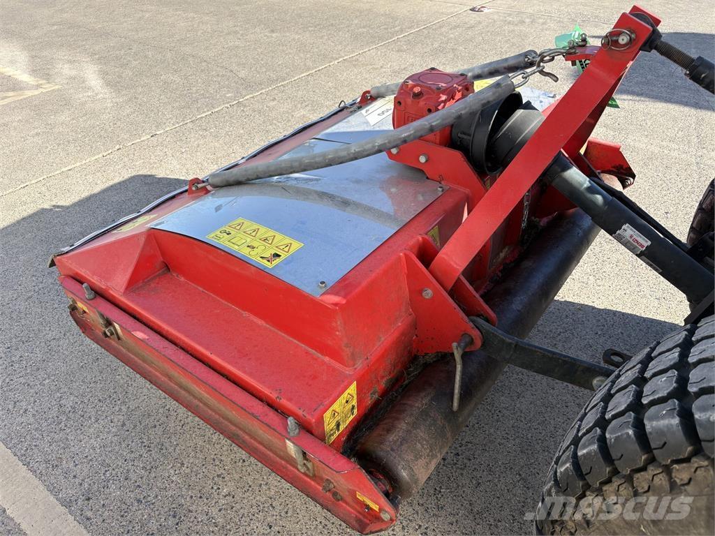 Trimax Striker 150 Kosačky namontované a ťahané