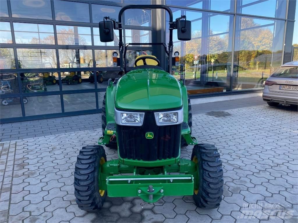 John Deere 3046R Traktory