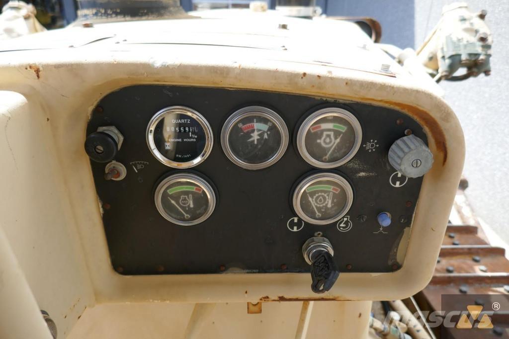 CAT D7G Ex-army Pásové dozéry