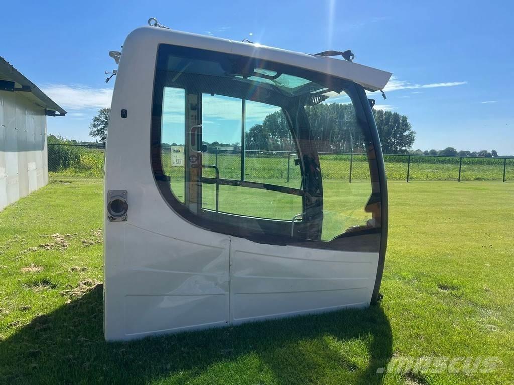 Liebherr 11407040 Kabíny a interiér