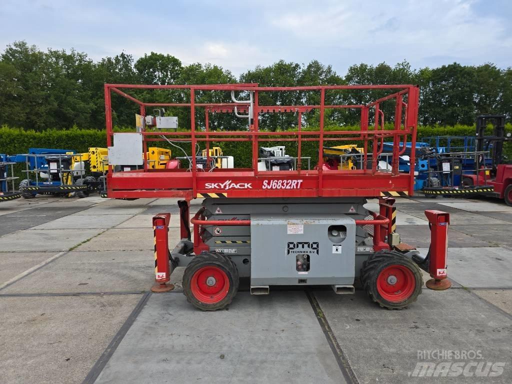 SkyJack SJ 6832 RT Nožnicové zdvíhacie plošiny