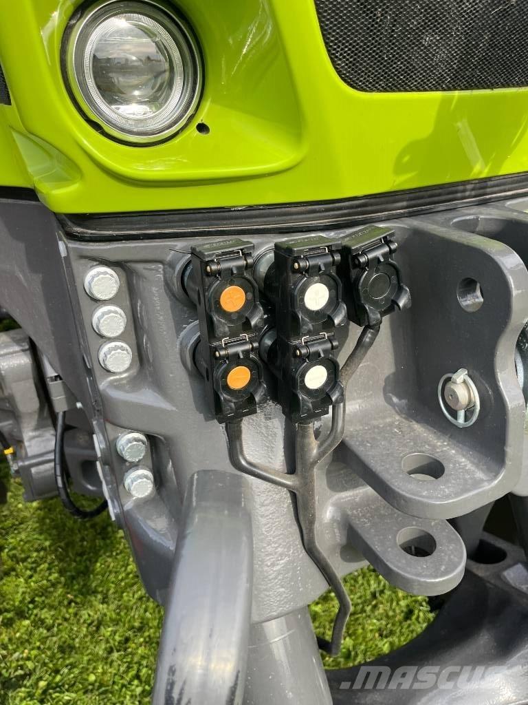 CLAAS AXION 930 Traktory