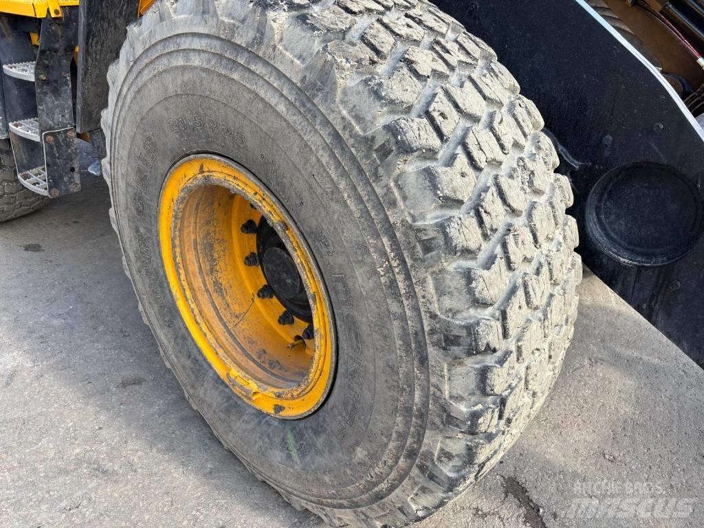 JCB 437 HT Kolesové nakladače