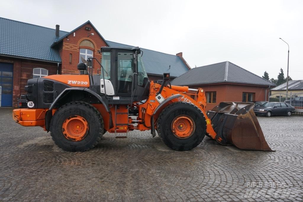 Hitachi ZW 220-5 B Kolesové nakladače