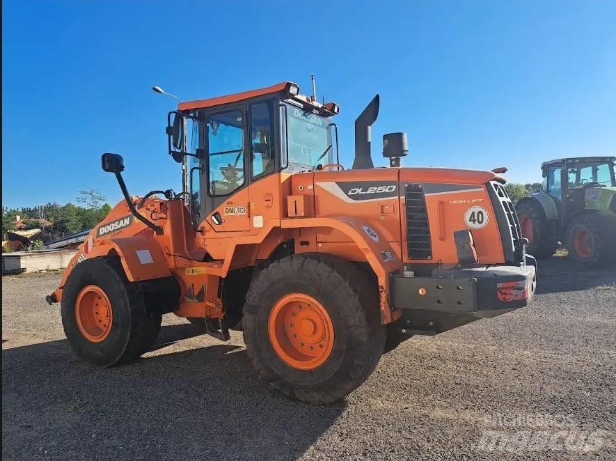 Doosan DL 250-5 Čelné nakladače a rýpadlá