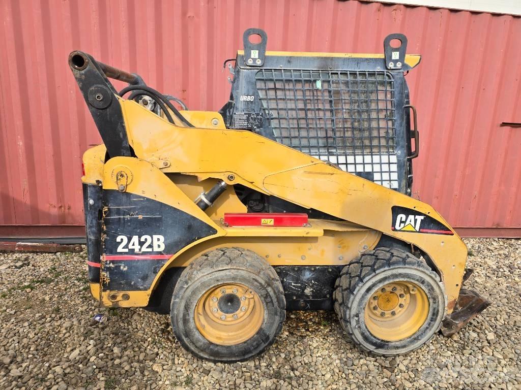CAT 242 B Šmykom riadené nakladače