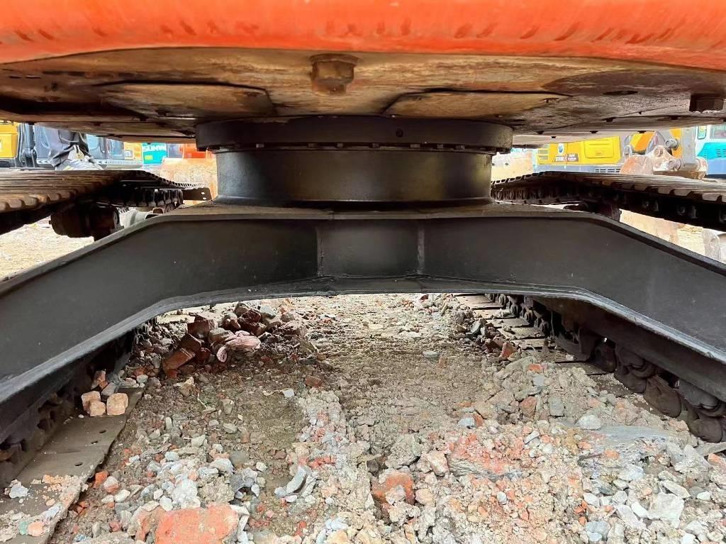 Hitachi ZX 135 US Pásové rýpadlá