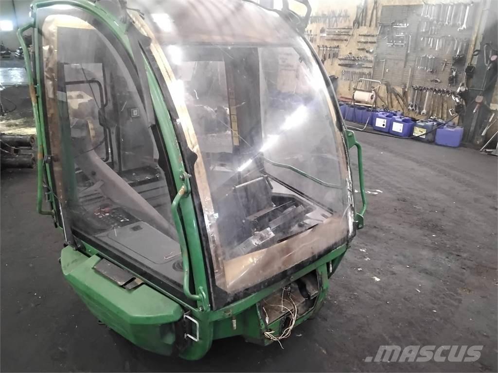 John Deere 1270E Kabíny a interiér