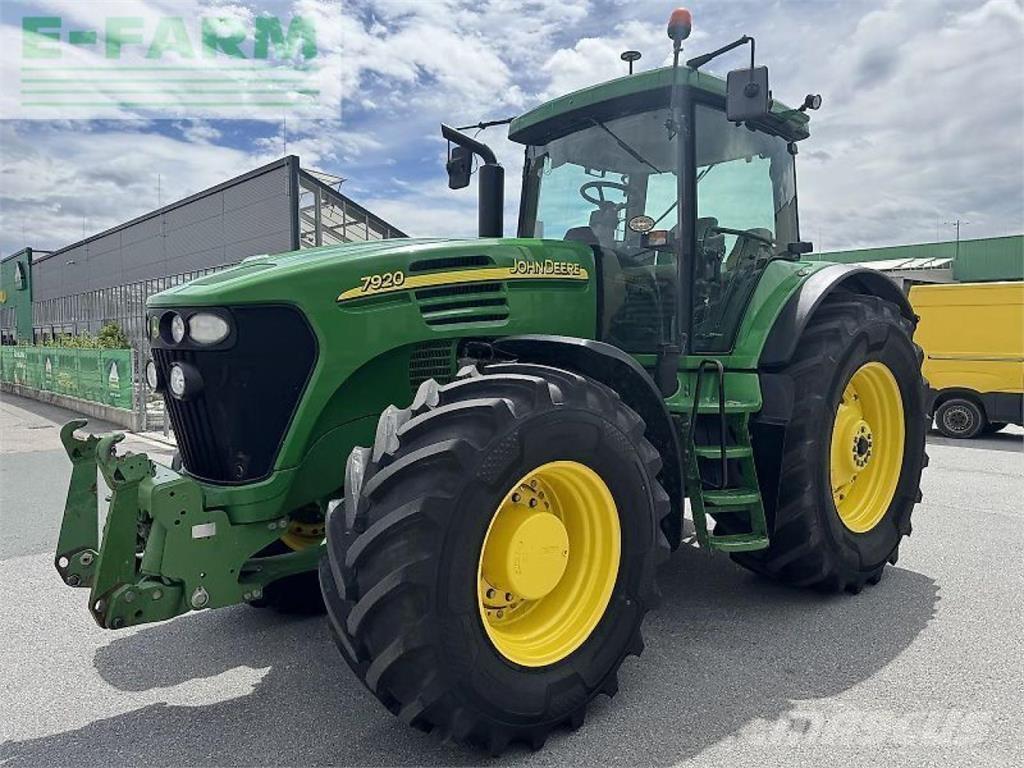 John Deere 7920 Traktory