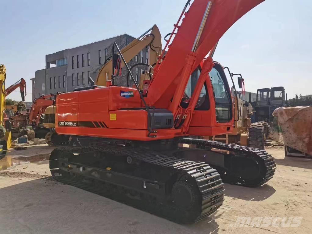 Doosan DX 225 Pásové rýpadlá