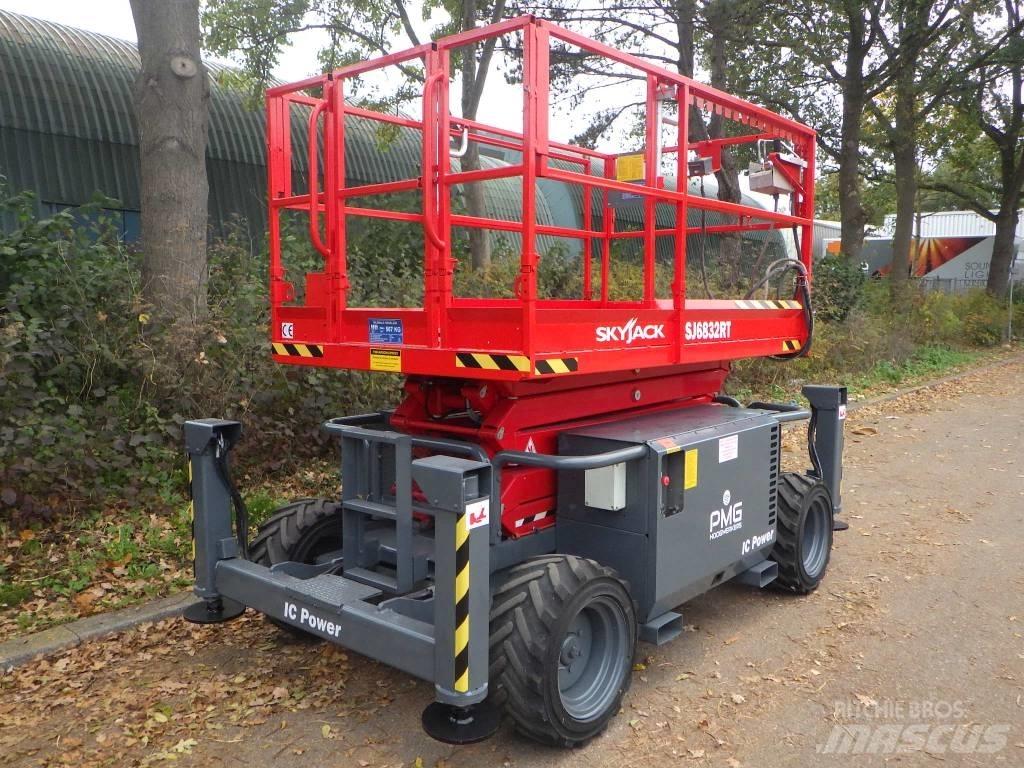 SkyJack SJ6832RT Nožnicové zdvíhacie plošiny
