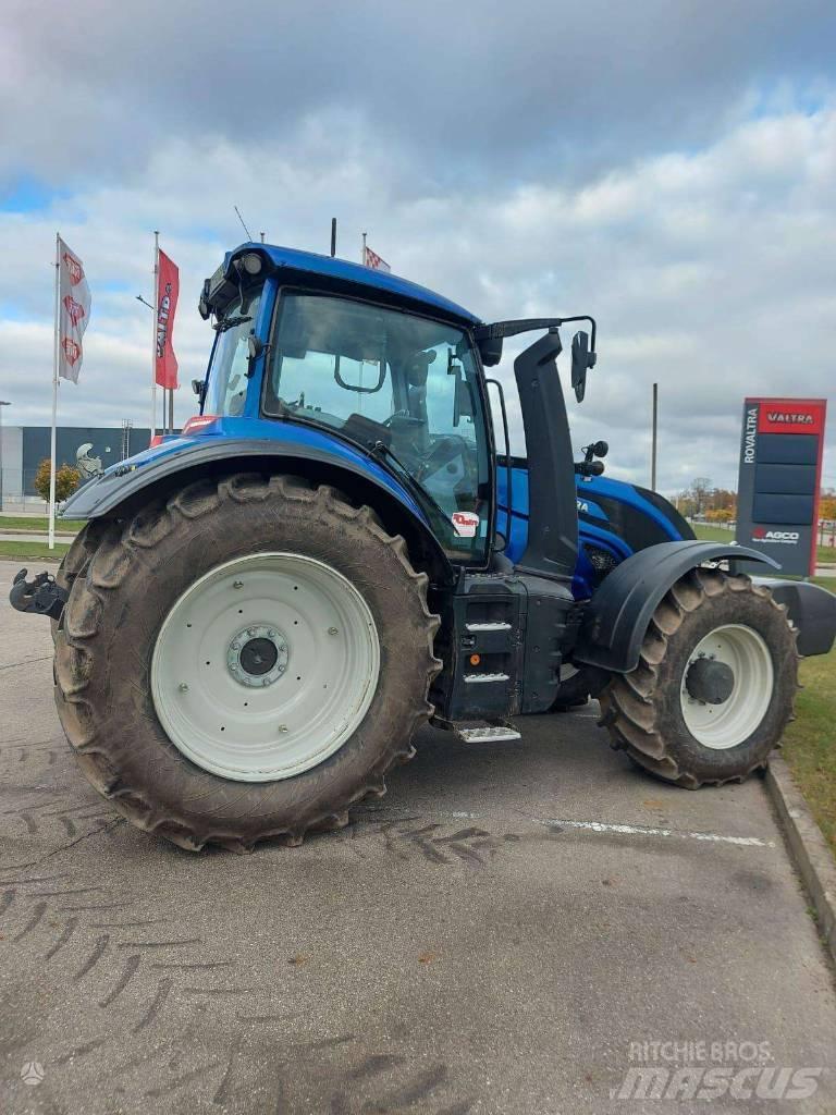Valtra T235V Traktory