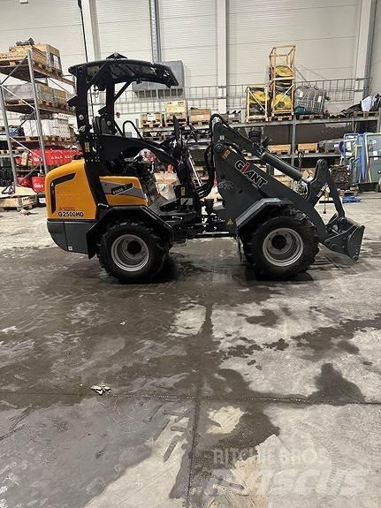 GiANT G2500HD+ Šmykom riadené nakladače
