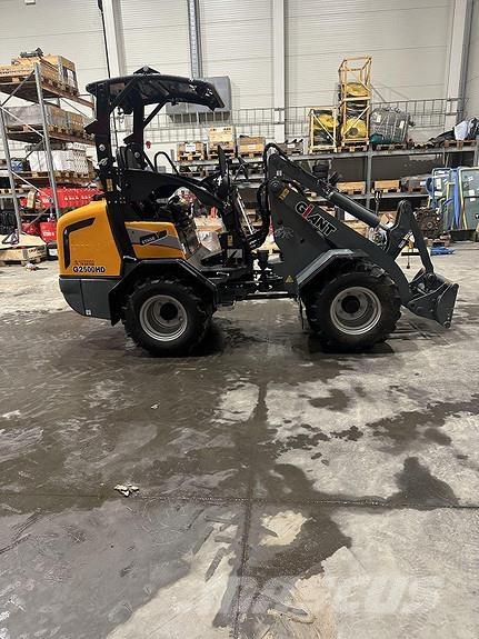 GiANT G2500HD+ Šmykom riadené nakladače