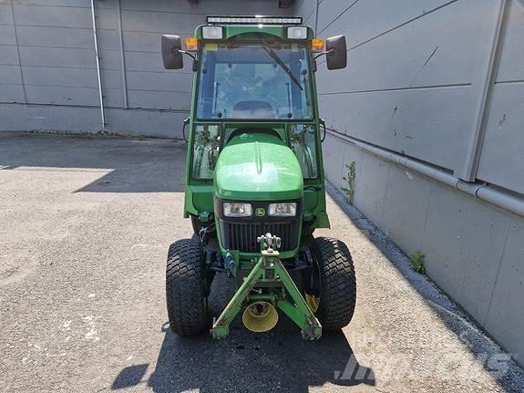 John Deere 2032R Traktory