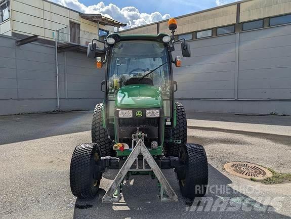 John Deere 4720 Traktory