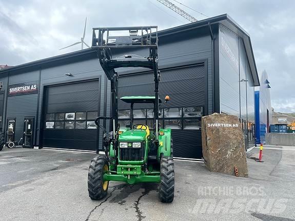 John Deere 5055E Traktory