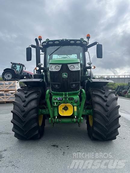 John Deere 6215R Traktory