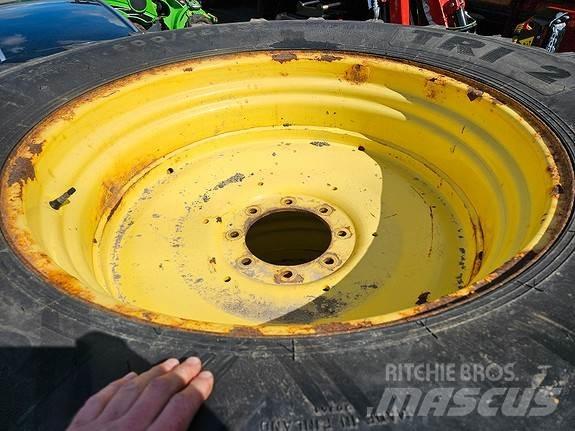 John Deere NOKIAN Traktory