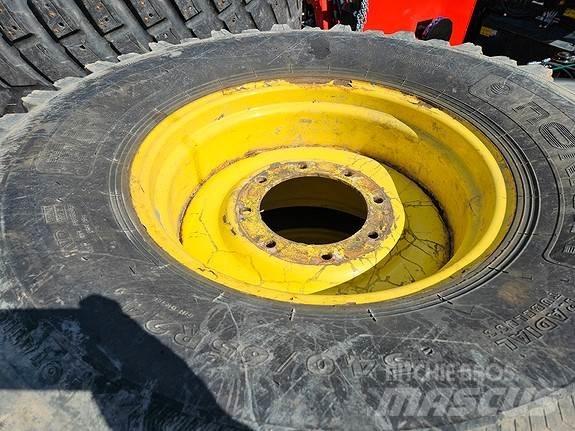John Deere NOKIAN Traktory