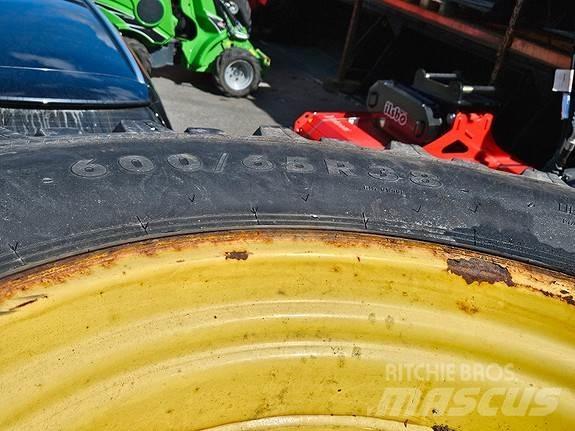 John Deere NOKIAN Traktory