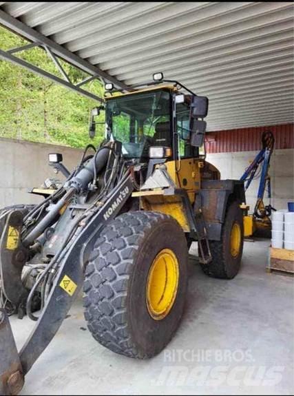 Komatsu WA200 PT Kolesové nakladače