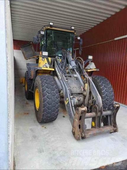 Komatsu WA200 PT Kolesové nakladače