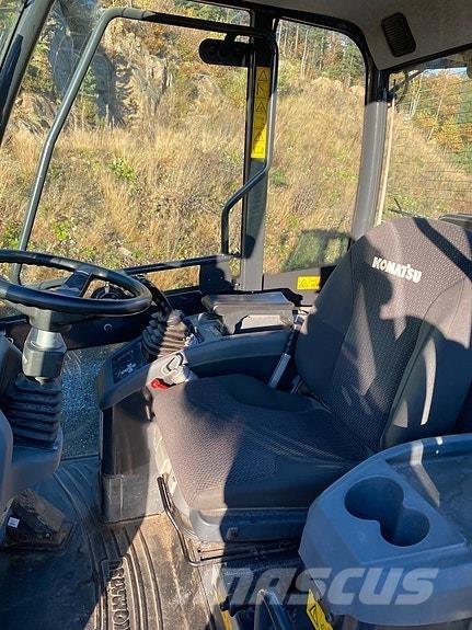 Komatsu WA80M-7 Kolesové nakladače