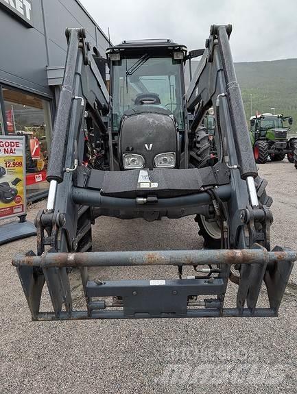 Valtra A83 Traktory