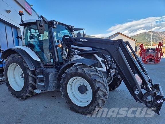 Valtra N175D. Traktory