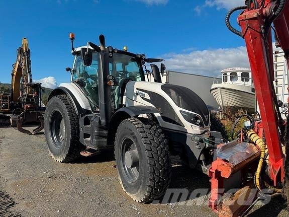 Valtra T214 Versu Traktory