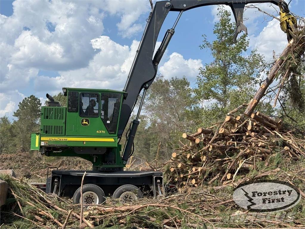 John Deere 437E Lesné nakladače