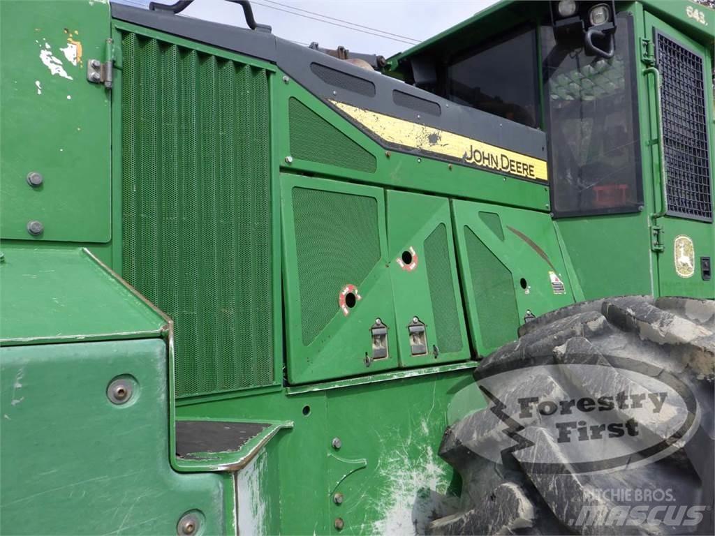 John Deere 643L Stínacie harvestory