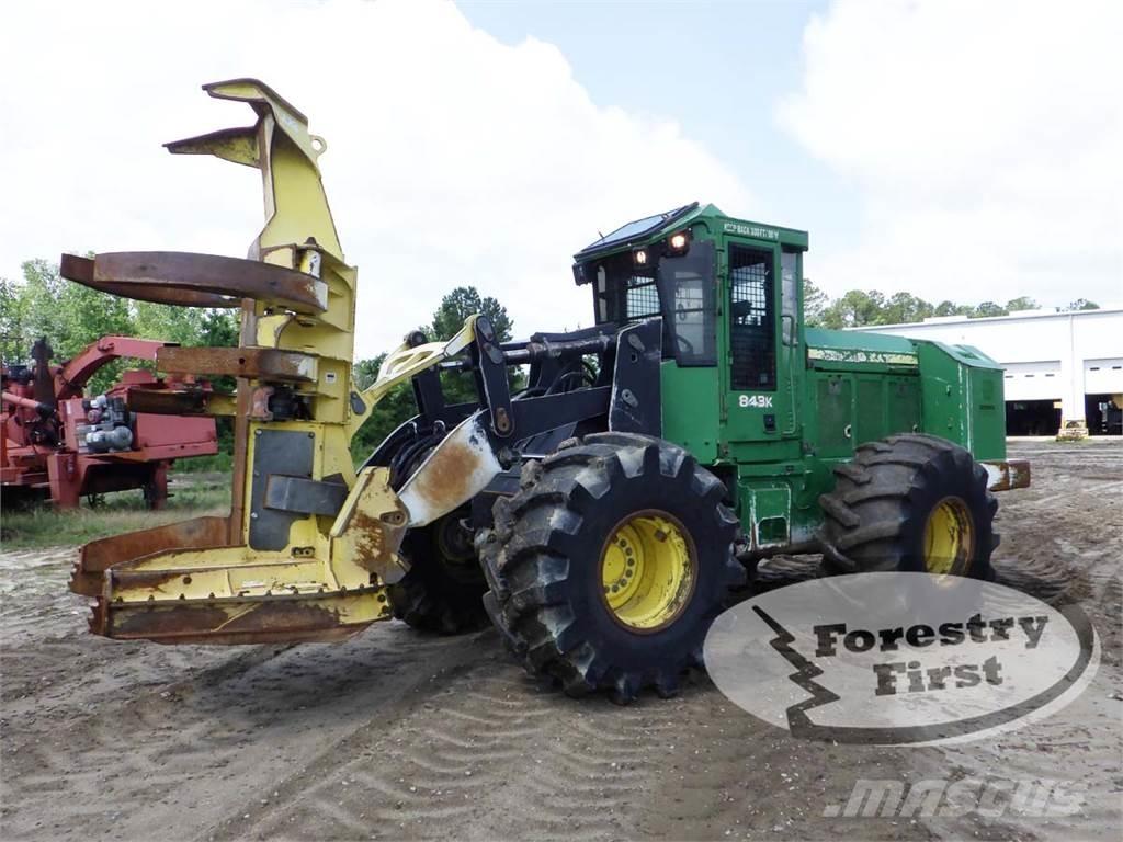 John Deere 843K Stínacie harvestory