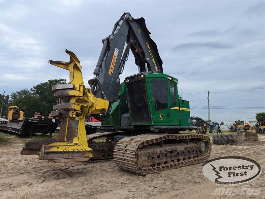 John Deere 853M Stínacie harvestory