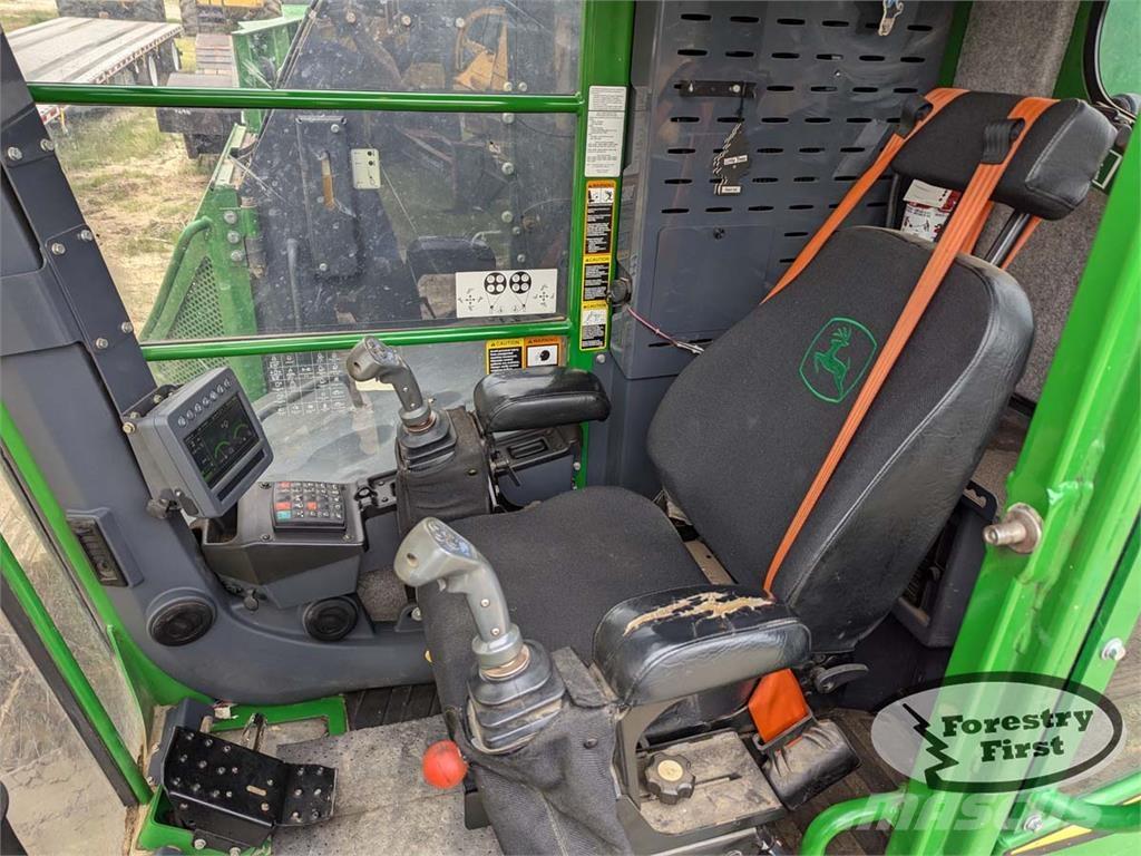 John Deere 853M Stínacie harvestory