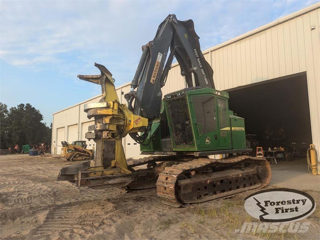 John Deere 853M Stínacie harvestory