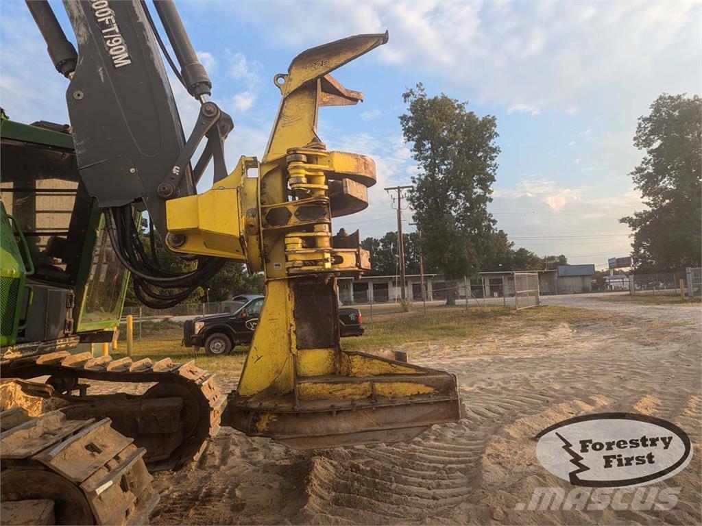 John Deere 853M Stínacie harvestory