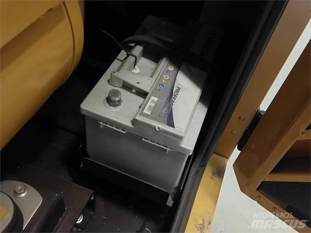 CAT DE33E0 Manipulácia s materiálom - ostatné